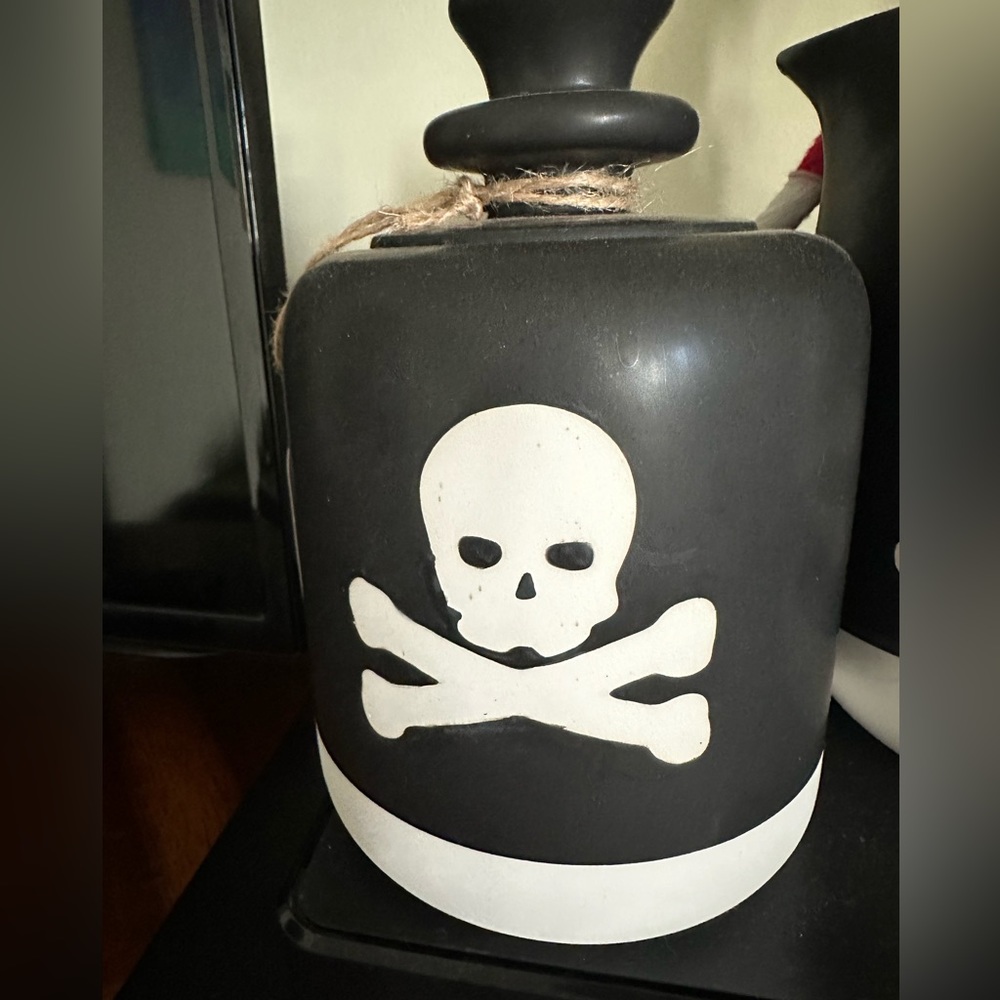 Skull ceramic jar new